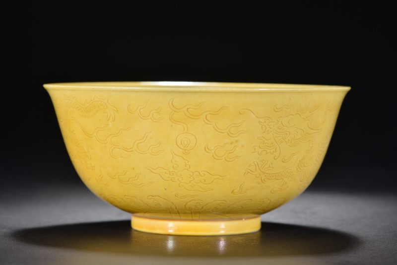 清 黄釉暗刻龙纹碗 - 图4