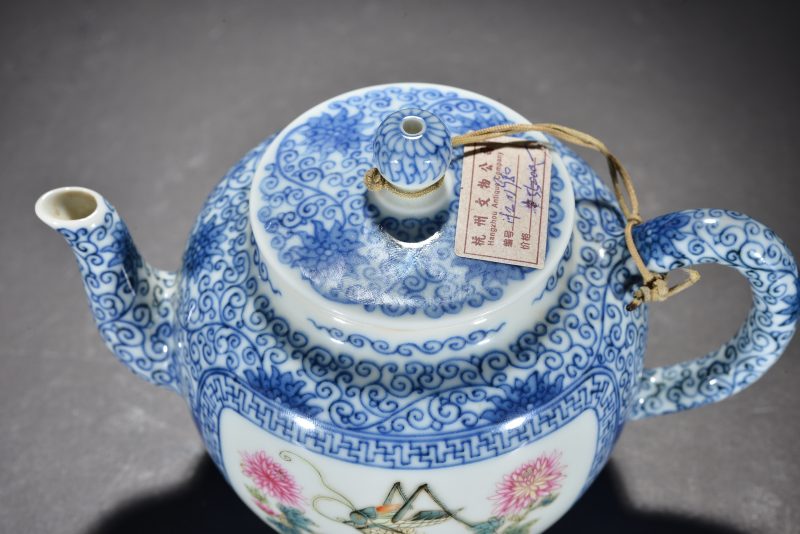 清 青花粉彩花蝶草虫纹茶壶 - 图5