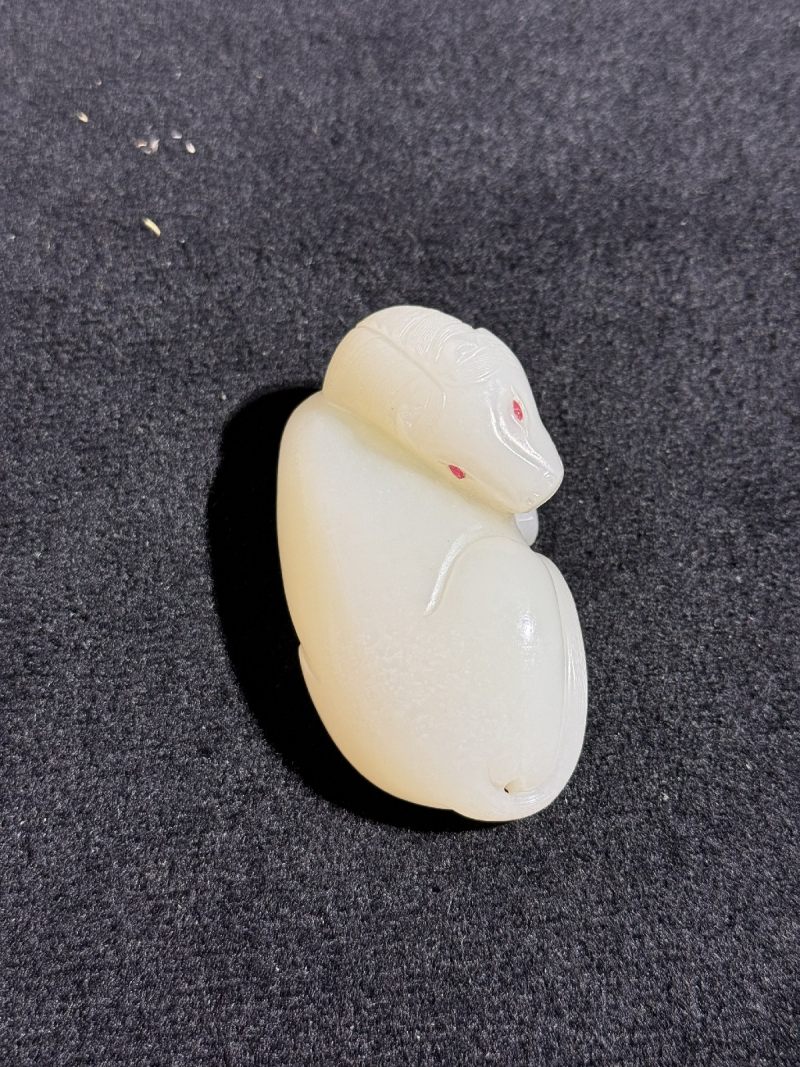 清乾隆 白玉嵌红宝石卧马 - 图6