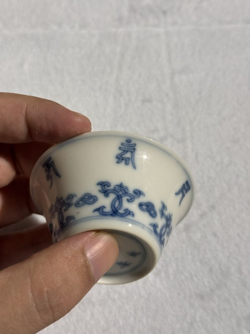 清雍正 青花莲托梵文马蹄杯 （一对） - 图5