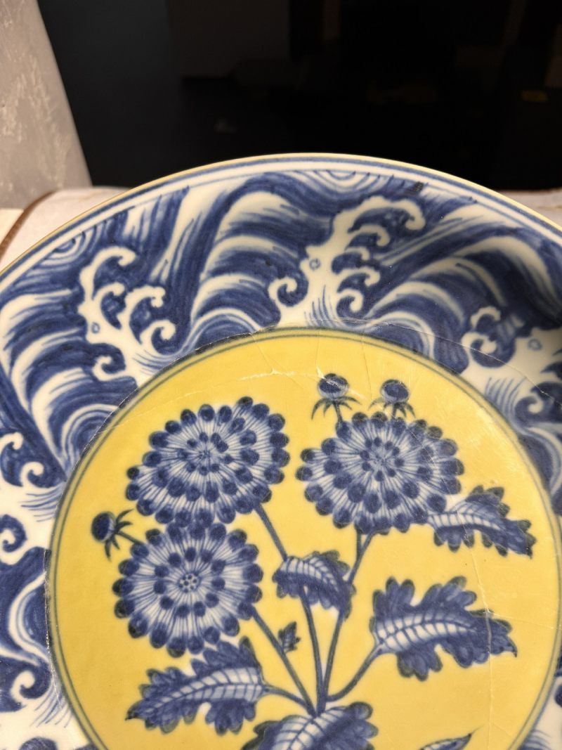 明宣德 黄地青花菊花纹大盘 - 图10