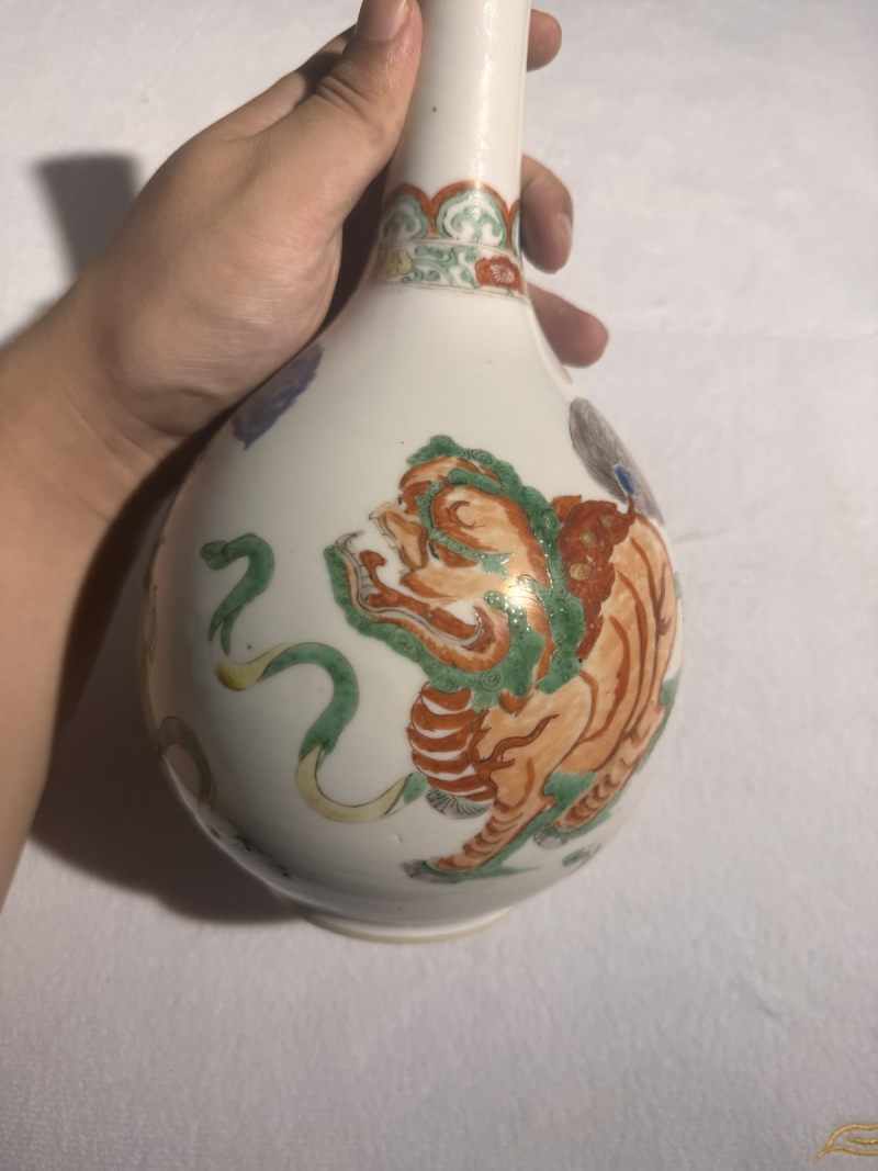 清康熙 五彩狮子戏球胆瓶 - 图5