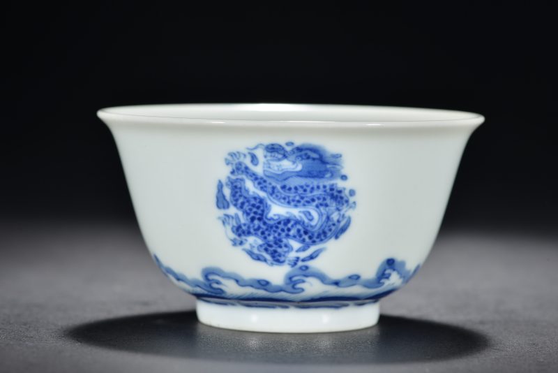 清 青花团龙纹杯 - 图1