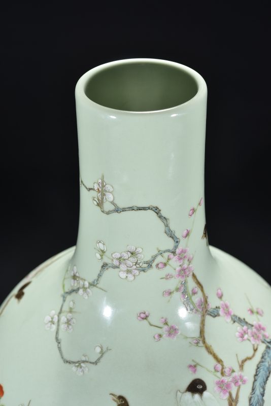 清 粉青釉粉彩喜鹊登梅荸荠扁瓶 - 图3