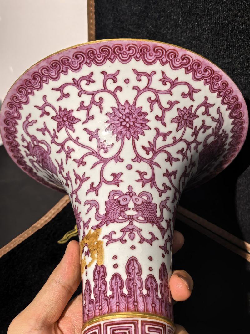 清乾隆 胭脂红彩八吉祥纹花觚 - 图7