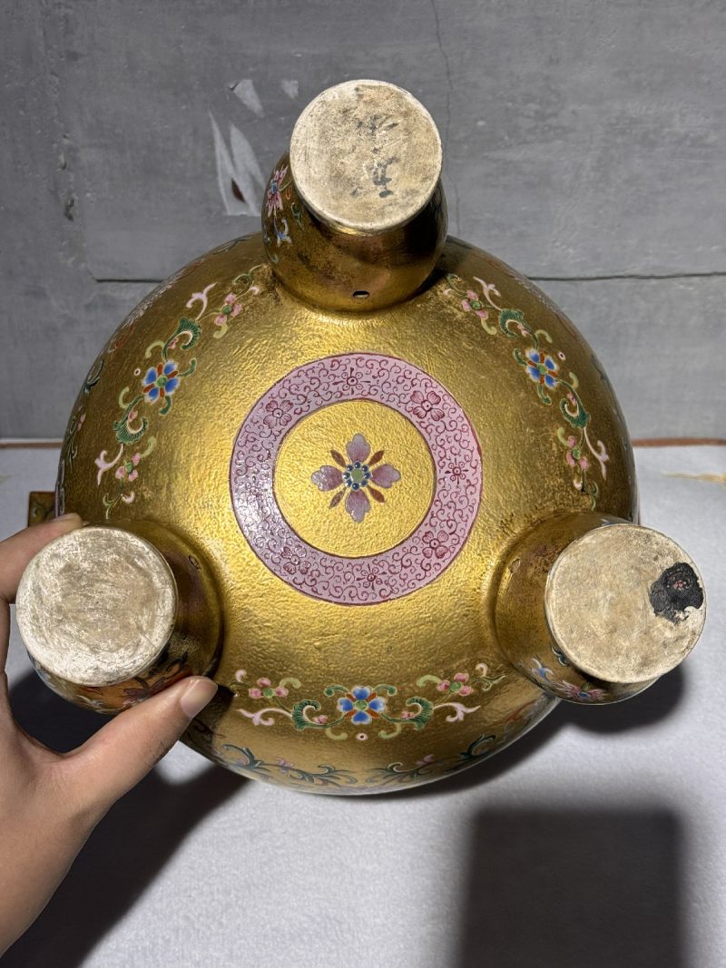 清乾隆 御制金地粉彩番莲八吉祥纹朝天耳三足炉（配盖、座） - 图25