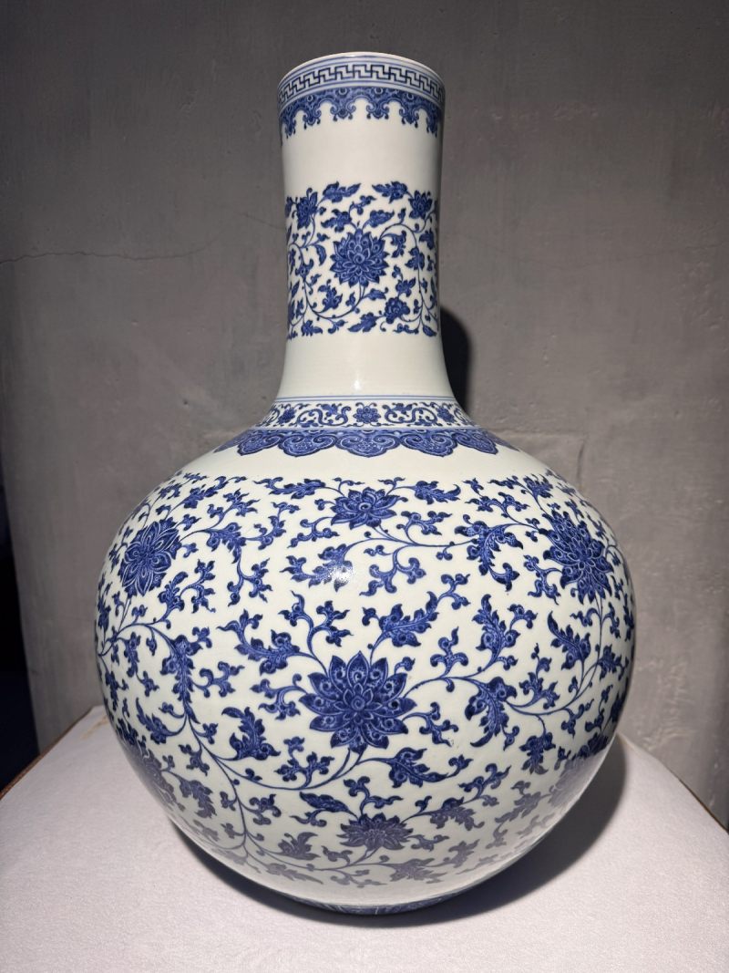 清雍正 青花缠枝莲纹大天球瓶 - 图12