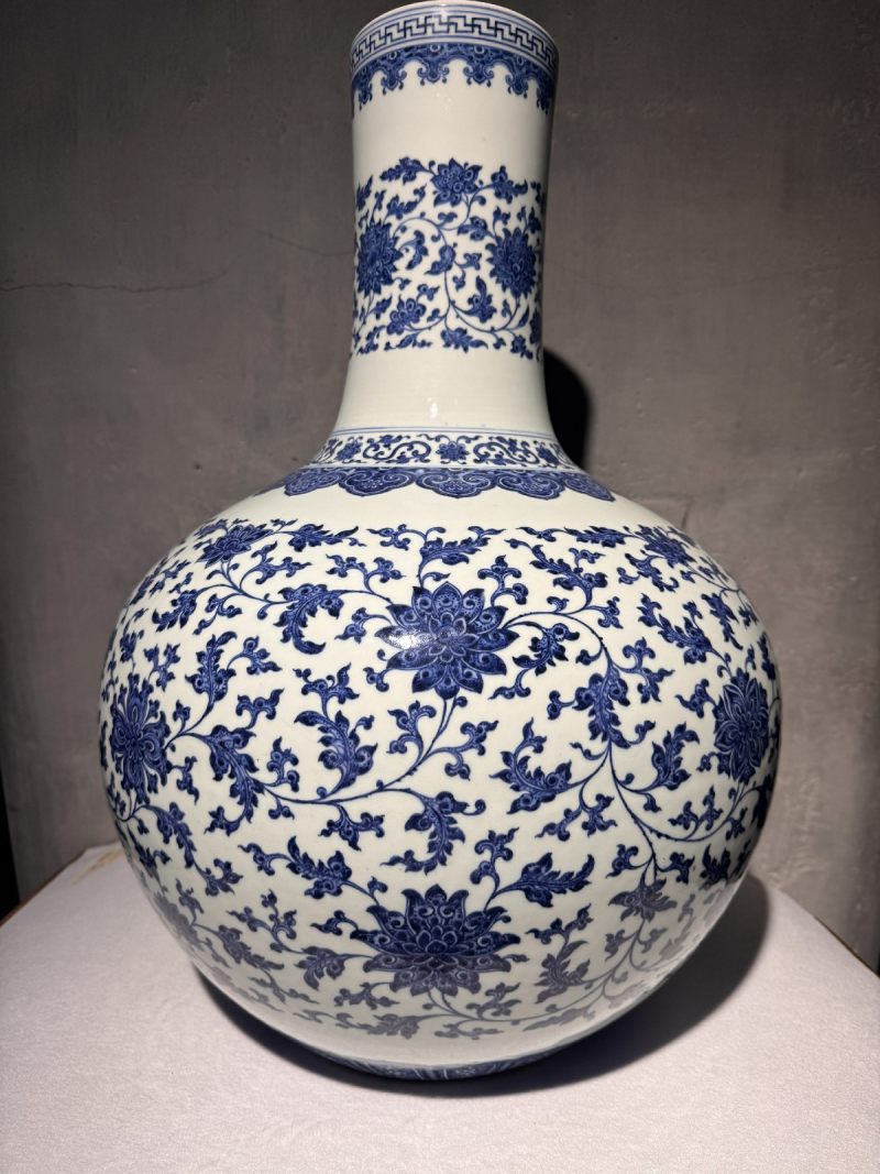 清雍正 青花缠枝莲纹大天球瓶 - 图13
