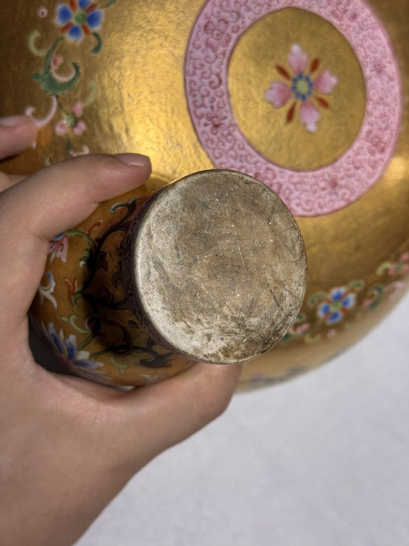 清乾隆 御制金地粉彩番莲八吉祥纹朝天耳三足炉（配盖、座） - 图26