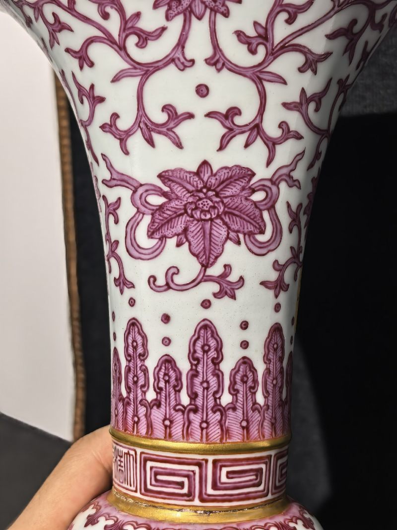 清乾隆 胭脂红彩八吉祥纹花觚 - 图12