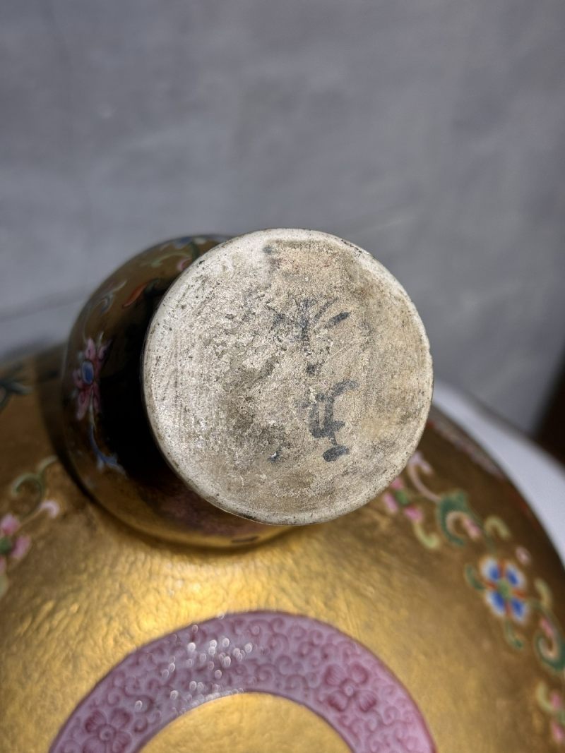 清乾隆 御制金地粉彩番莲八吉祥纹朝天耳三足炉（配盖、座） - 图27