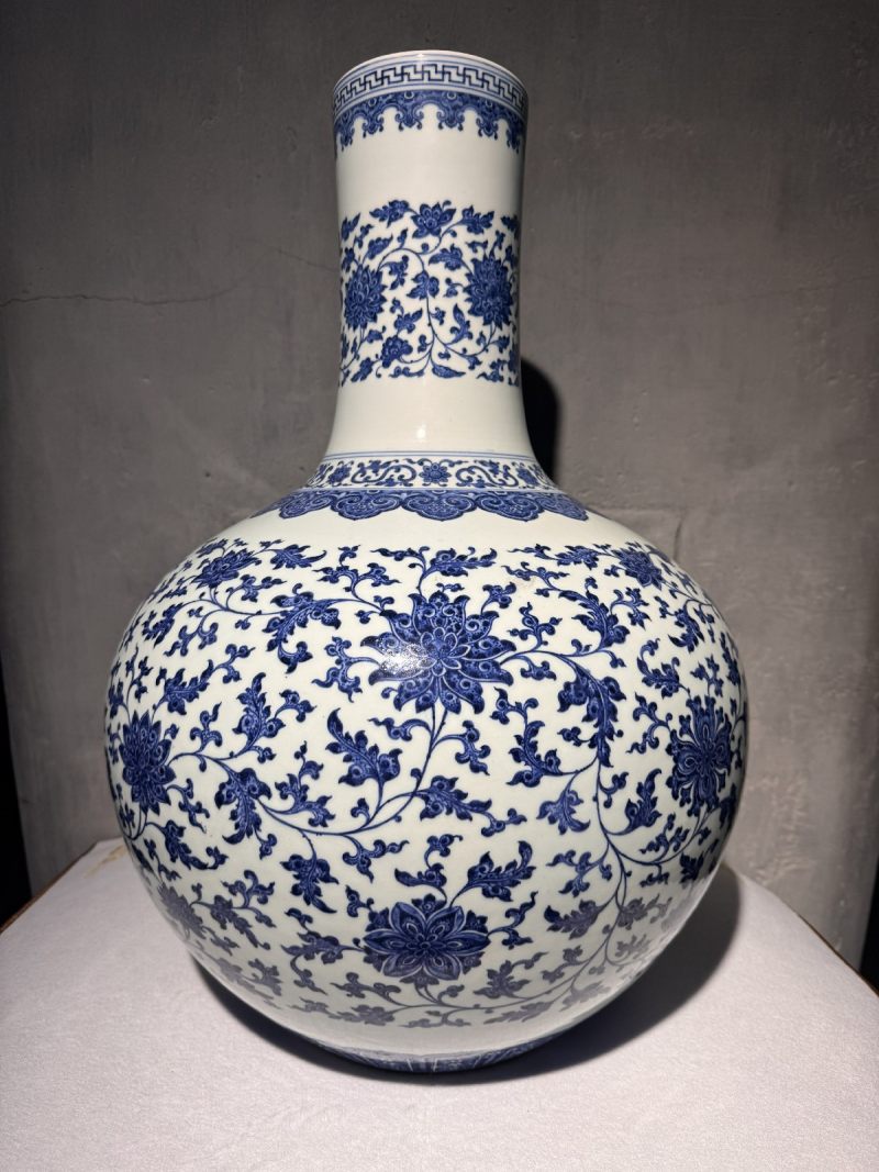 清雍正 青花缠枝莲纹大天球瓶 - 图14