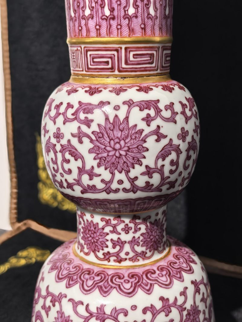 清乾隆 胭脂红彩八吉祥纹花觚 - 图13