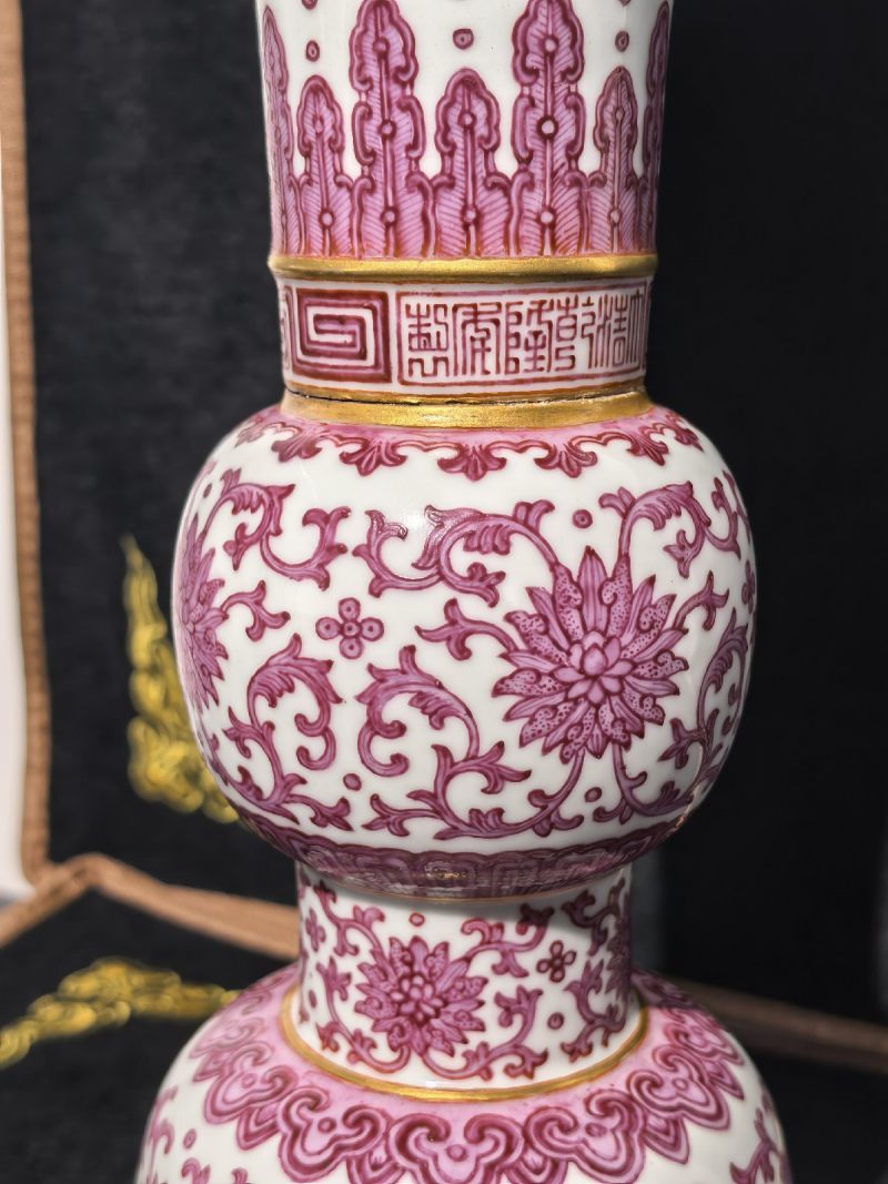 清乾隆 胭脂红彩八吉祥纹花觚 - 图14