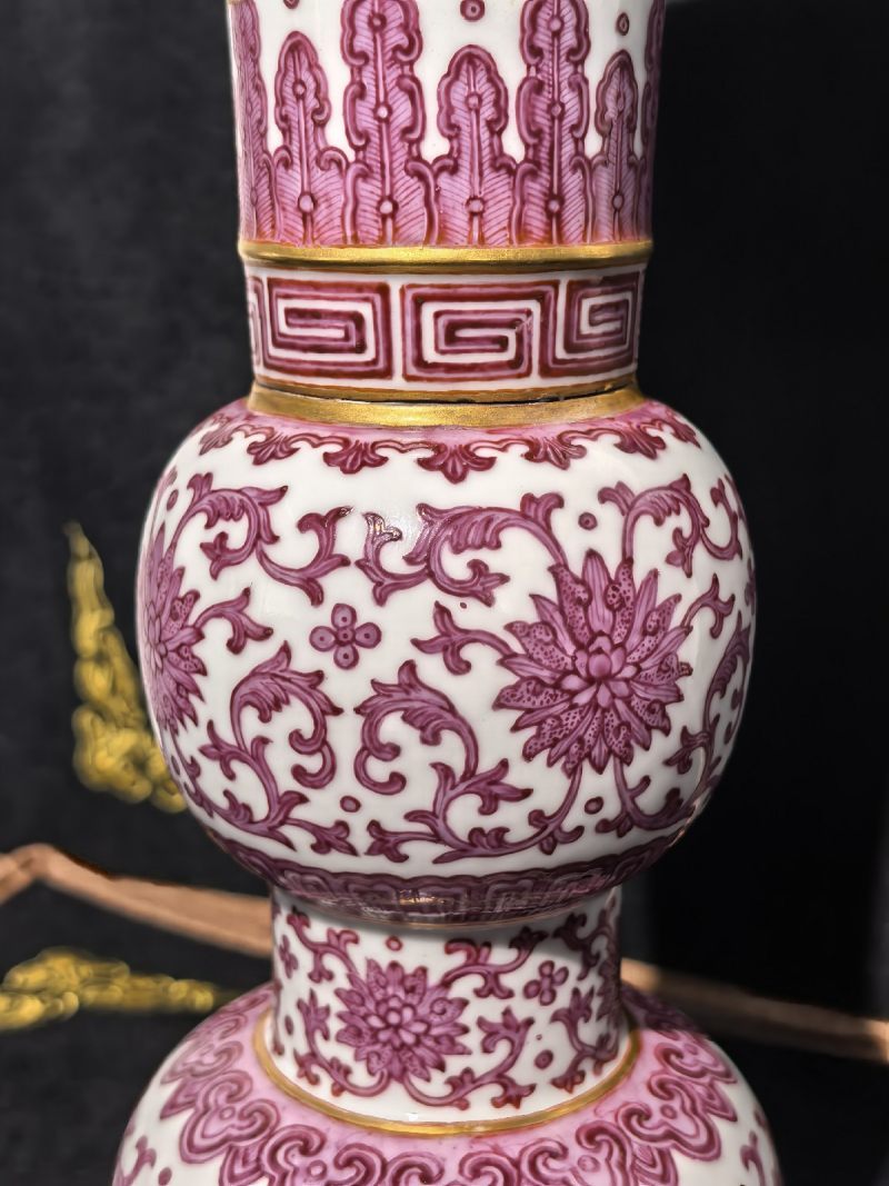 清乾隆 胭脂红彩八吉祥纹花觚 - 图15