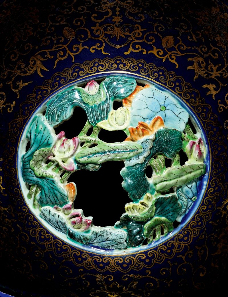 清乾隆 蓝地描金开光镂雕粉彩四季花卉套瓶 - 图2
