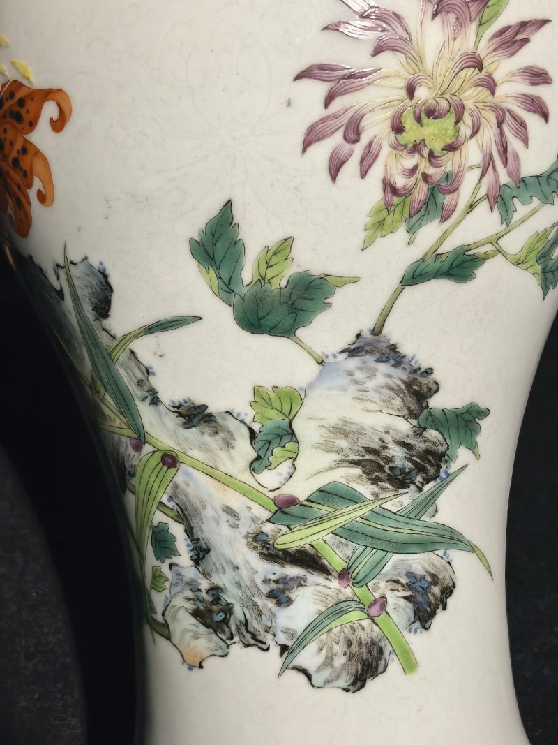 清雍正 白釉暗刻缠枝莲粉彩萱寿延龄图梅瓶 - 图19
