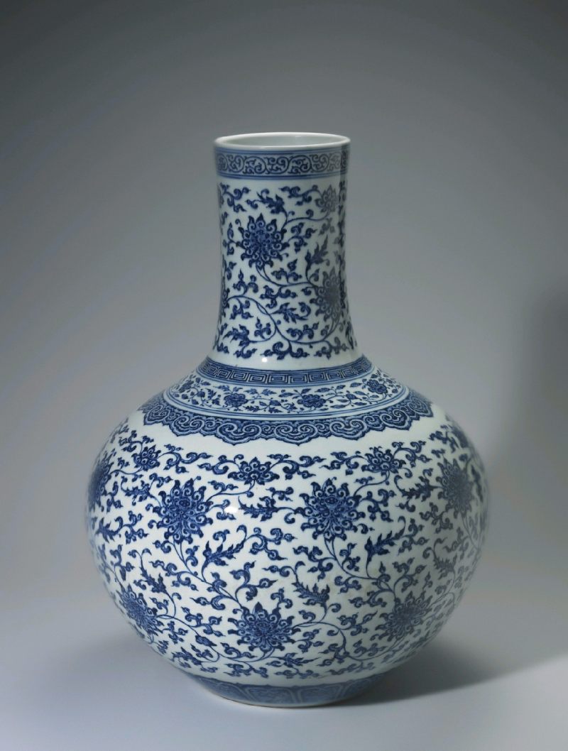 清雍正 青花缠枝莲纹大天球瓶 - 图9