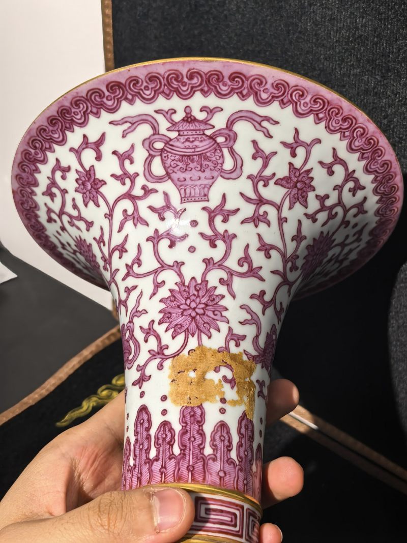 清乾隆 胭脂红彩八吉祥纹花觚 - 图8