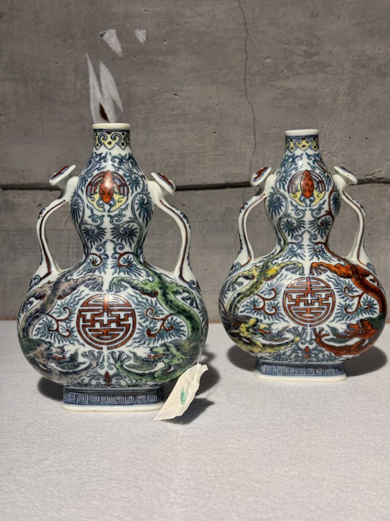 清嘉庆 斗彩双龙捧寿如意耳尊 （一对） - 图3