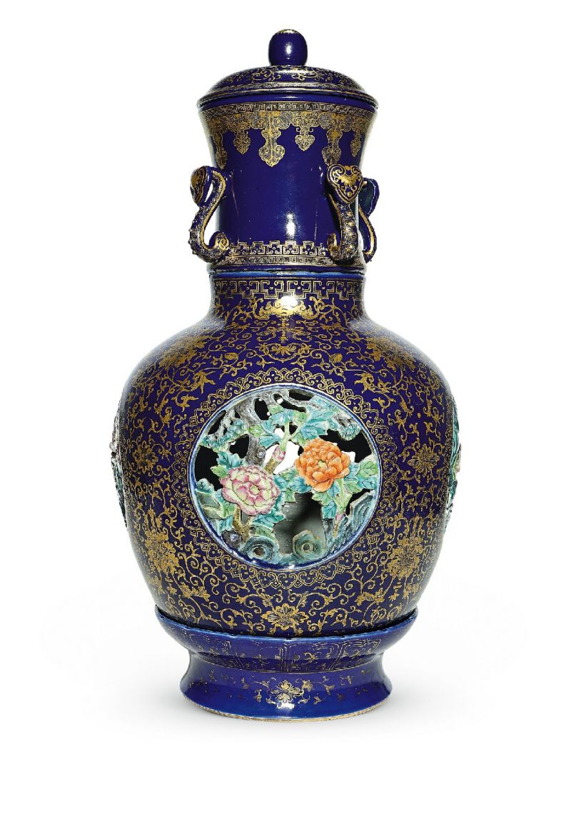 清乾隆 蓝地描金开光镂雕粉彩四季花卉套瓶 - 图6