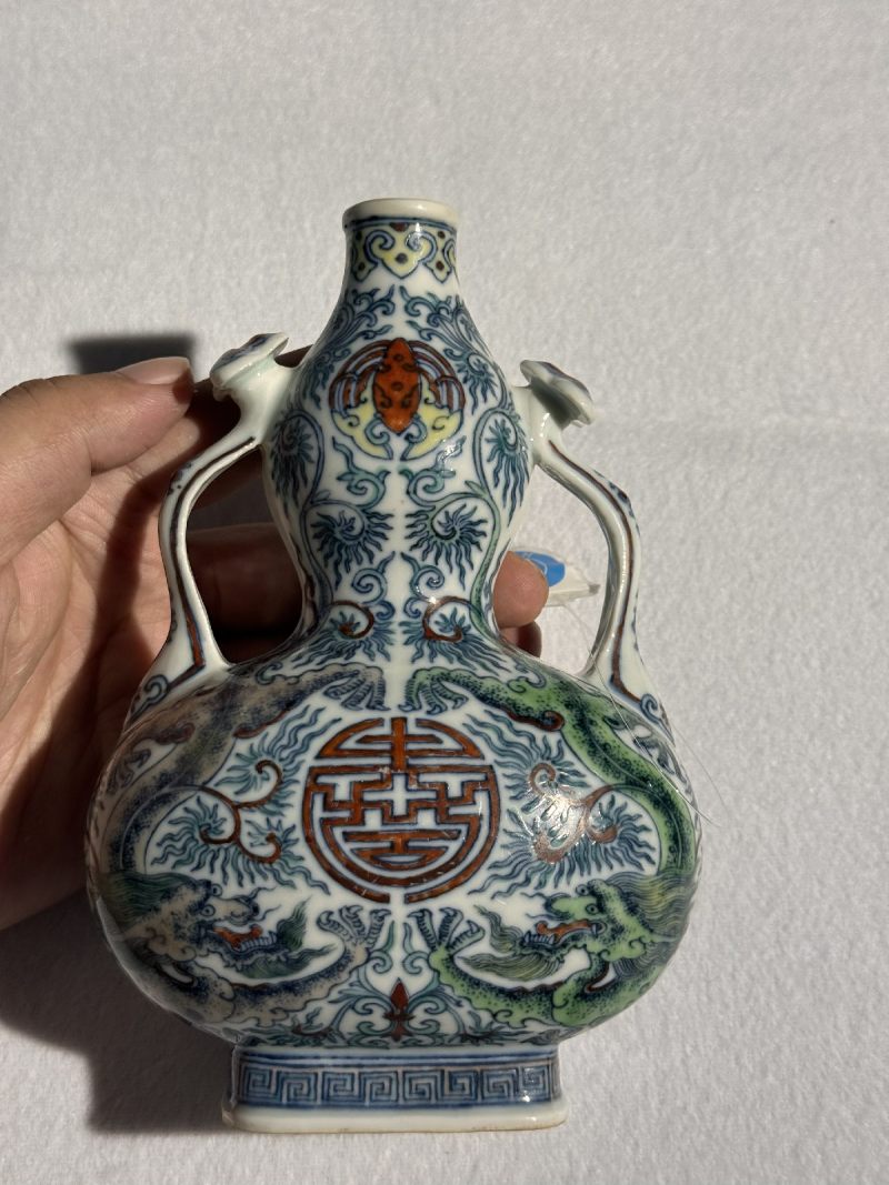 清嘉庆 斗彩双龙捧寿如意耳尊 （一对） - 图4