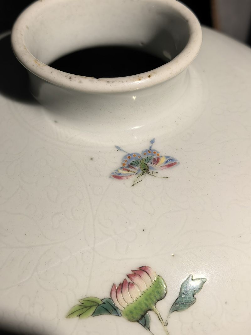 清雍正 白釉暗刻缠枝莲粉彩萱寿延龄图梅瓶 - 图23