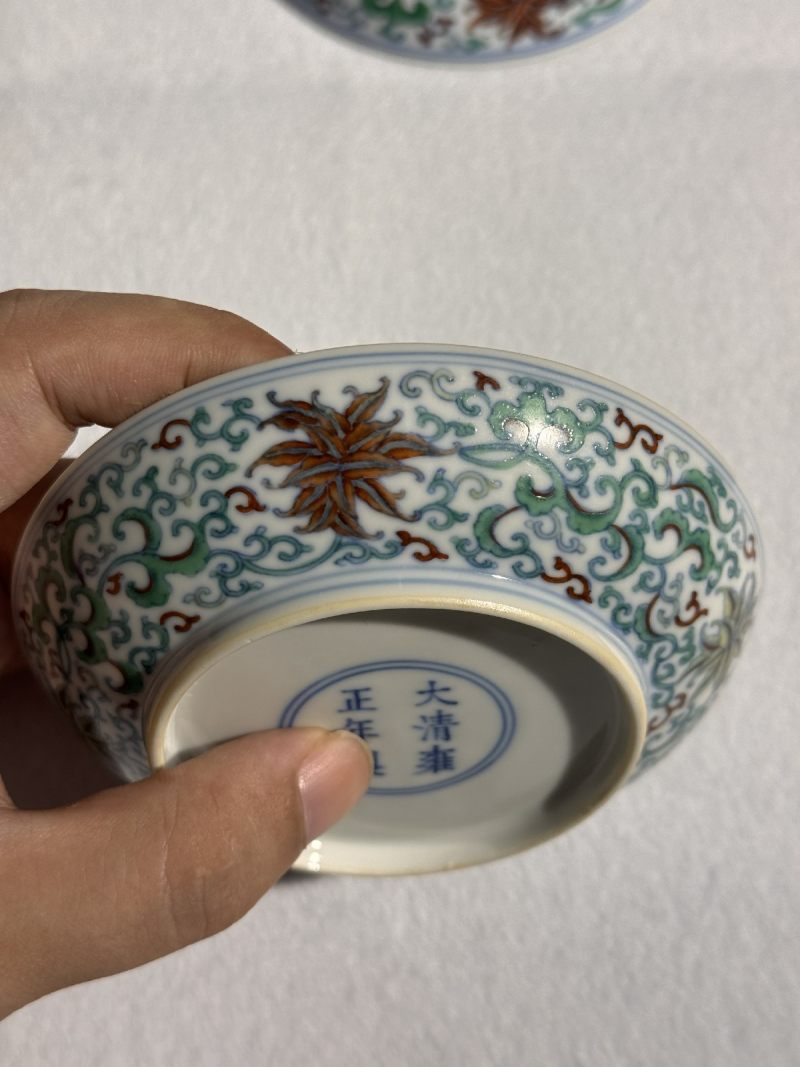 清雍正 斗彩西番莲纹盘 （一对） - 图9