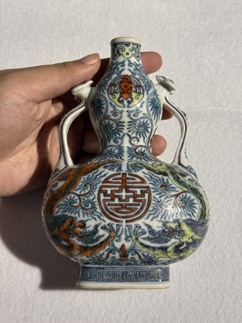 清嘉庆 斗彩双龙捧寿如意耳尊 （一对） - 图5