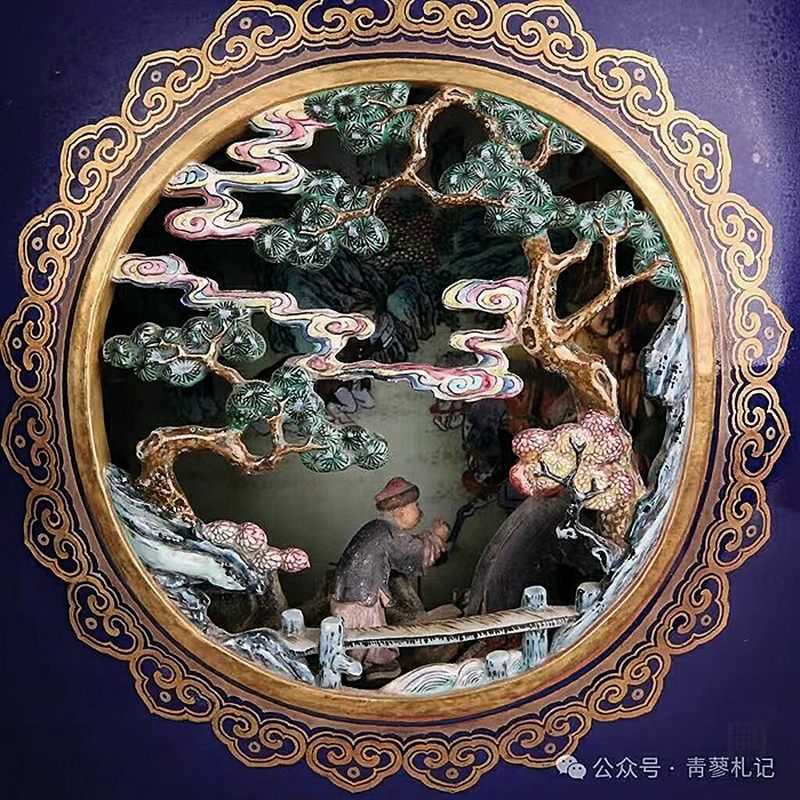 清乾隆 蓝地描金开光镂雕粉彩四季花卉套瓶 - 图8