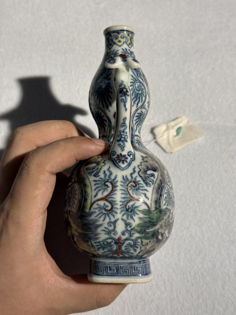 清嘉庆 斗彩双龙捧寿如意耳尊 （一对） - 图6