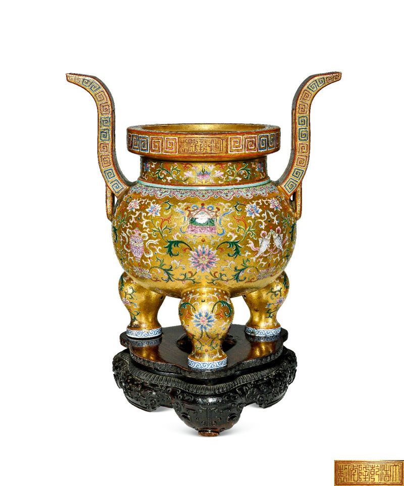 清乾隆 御制金地粉彩番莲八吉祥纹朝天耳三足炉（配盖、座） - 图1