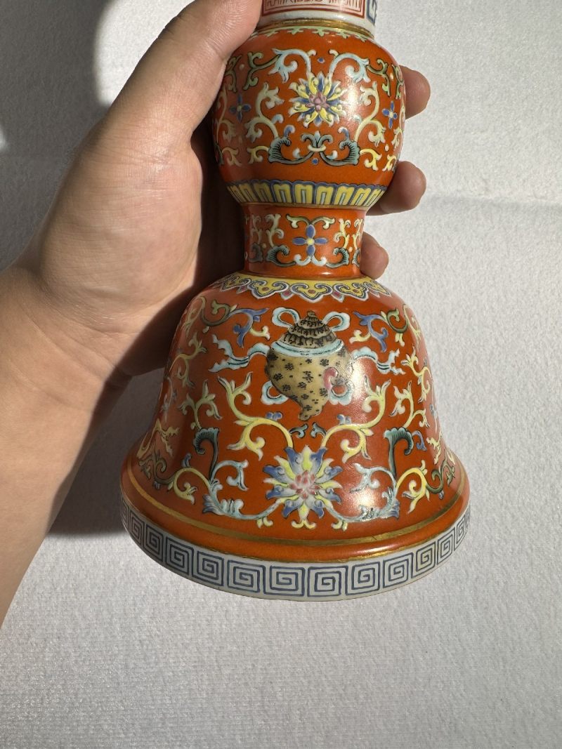 清乾隆 珊瑚红地洋彩八吉祥纹花觚 - 图4