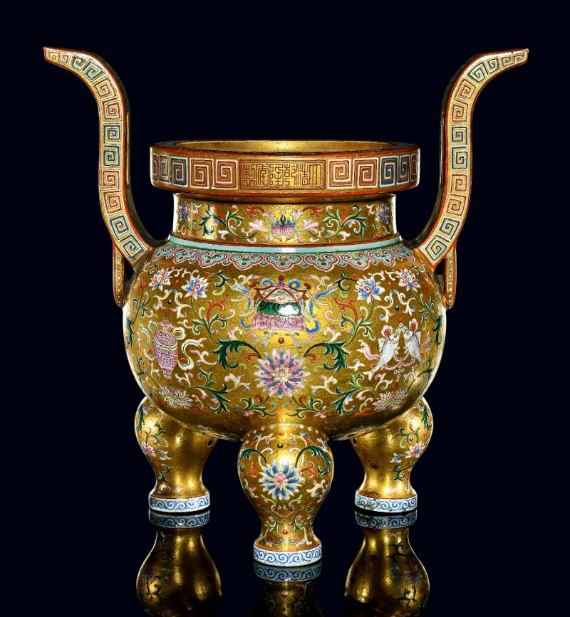 清乾隆 御制金地粉彩番莲八吉祥纹朝天耳三足炉（配盖、座） - 图2