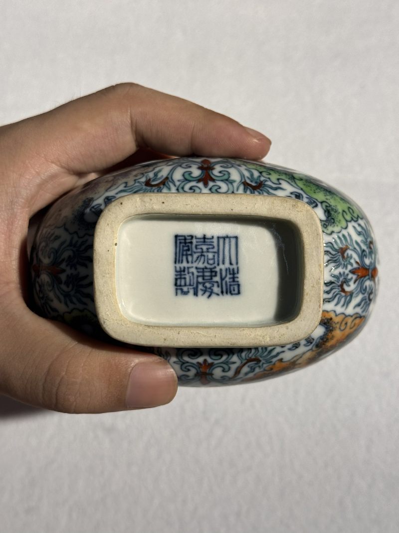清嘉庆 斗彩双龙捧寿如意耳尊 （一对） - 图8