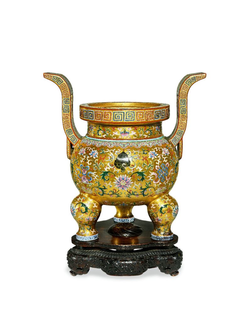 清乾隆 御制金地粉彩番莲八吉祥纹朝天耳三足炉（配盖、座） - 图3