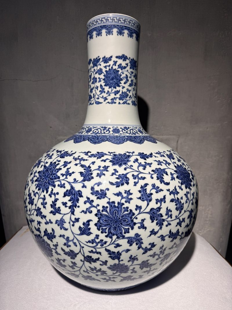 清雍正 青花缠枝莲纹大天球瓶 - 图10