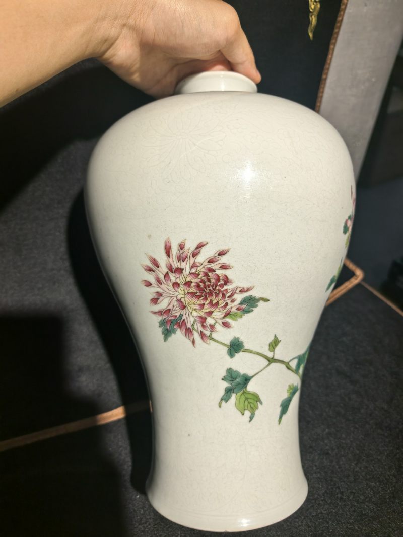 清雍正 白釉暗刻缠枝莲粉彩萱寿延龄图梅瓶 - 图11