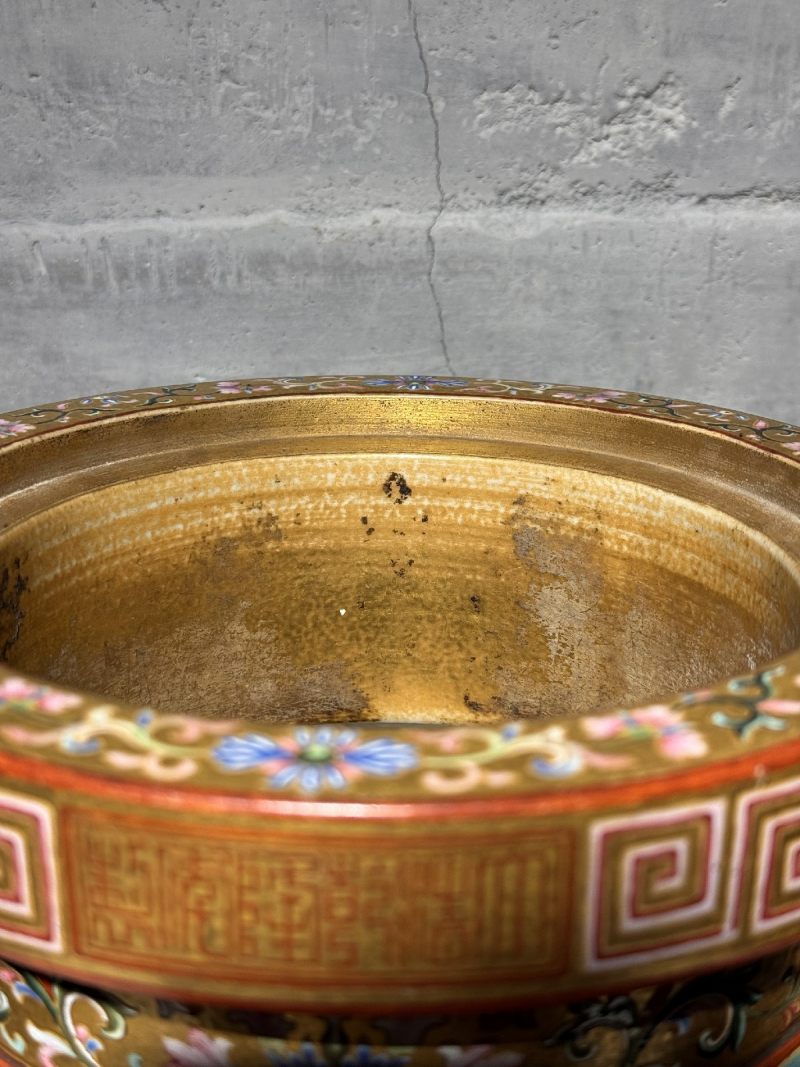 清乾隆 御制金地粉彩番莲八吉祥纹朝天耳三足炉（配盖、座） - 图23