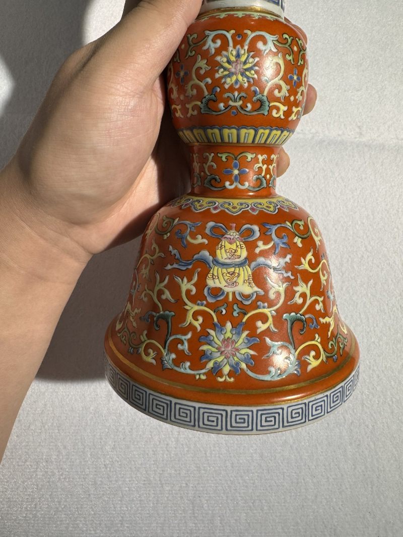 清乾隆 珊瑚红地洋彩八吉祥纹花觚 - 图6