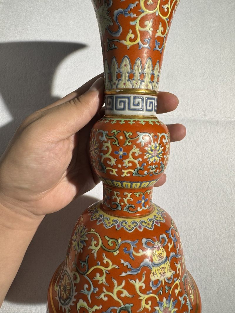 清乾隆 珊瑚红地洋彩八吉祥纹花觚 - 图7