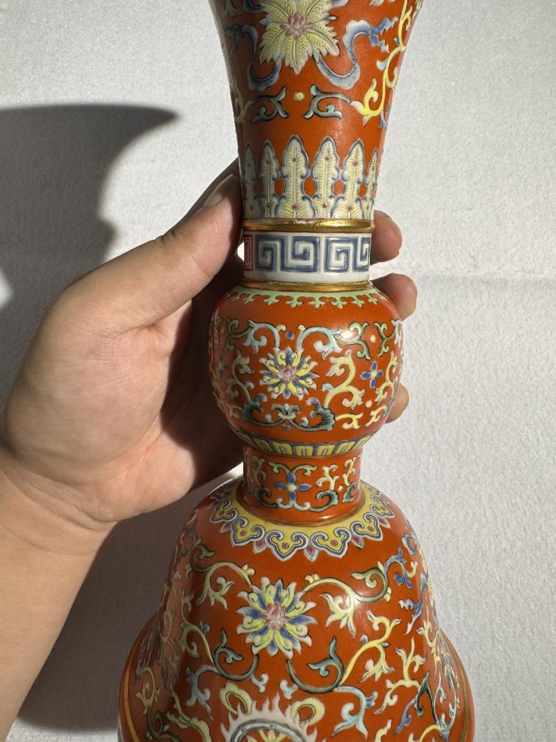 清乾隆 珊瑚红地洋彩八吉祥纹花觚 - 图8