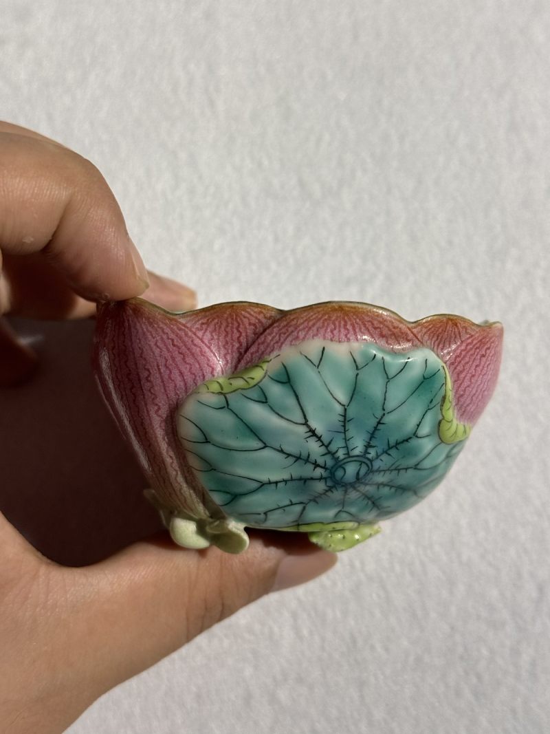 清乾隆 粉彩荷花形象生瓷杯 - 图6