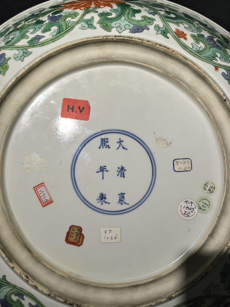 清康熙 五彩缠枝九莲纹大盘 （一对） - 图16