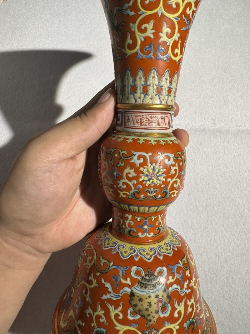 清乾隆 珊瑚红地洋彩八吉祥纹花觚 - 图9