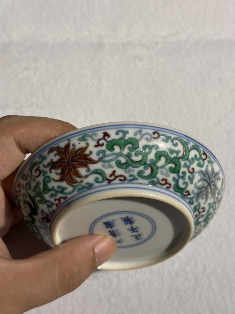 清雍正 斗彩西番莲纹盘 （一对） - 图17