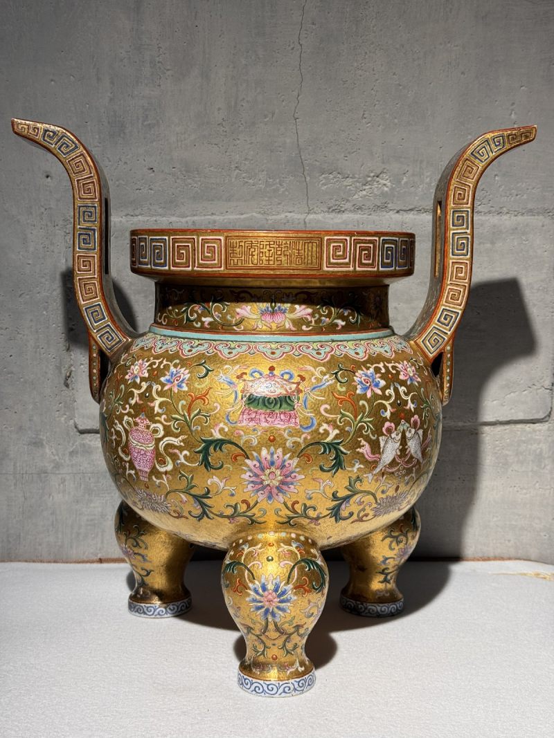 清乾隆 御制金地粉彩番莲八吉祥纹朝天耳三足炉（配盖、座） - 图9