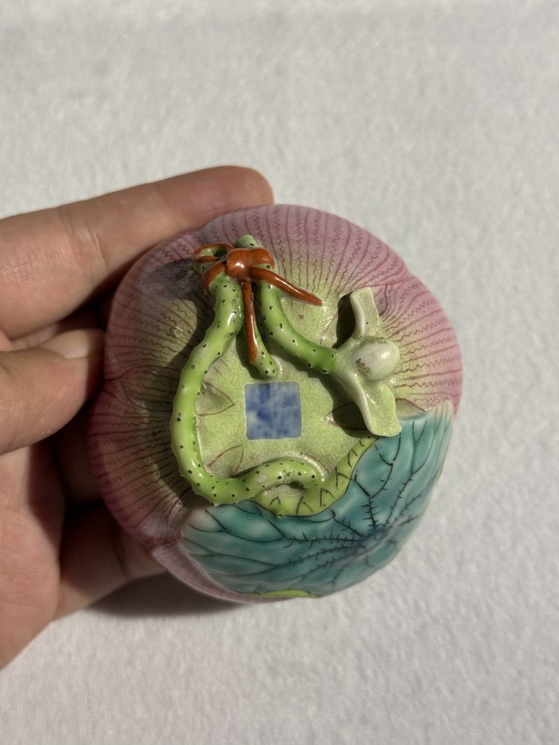 清乾隆 粉彩荷花形象生瓷杯 - 图8