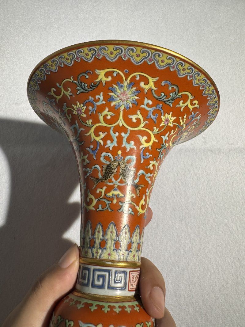清乾隆 珊瑚红地洋彩八吉祥纹花觚 - 图11