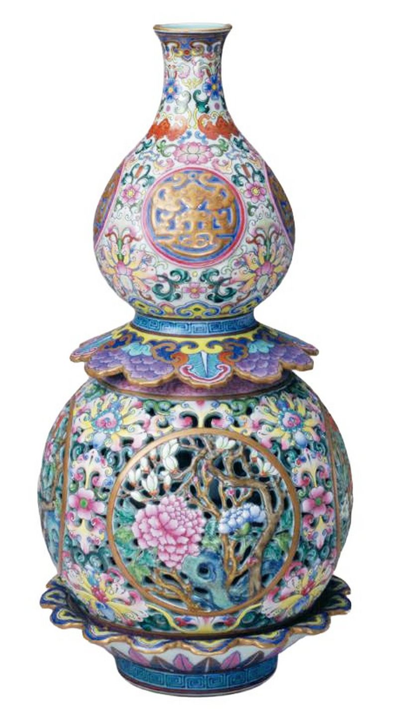 清乾隆 蓝地描金开光镂雕粉彩四季花卉套瓶 - 图18